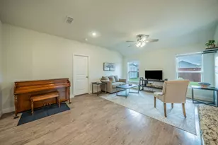 105 Arrowhead Dr, Sanger, TX 76266 - Photo 4