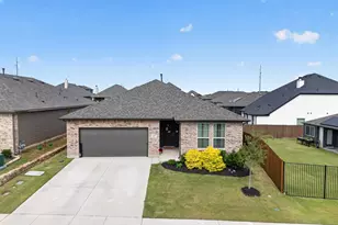 645 Pawprint Holw, Godley, TX 76044 - Photo 4