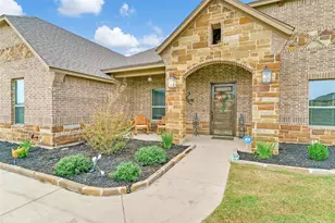217 Maverick Ct, Granbury, TX 76049 - Photo 2