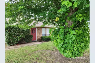 429 Thomas Street SW #D, Burleson, TX 76028 - Photo 2