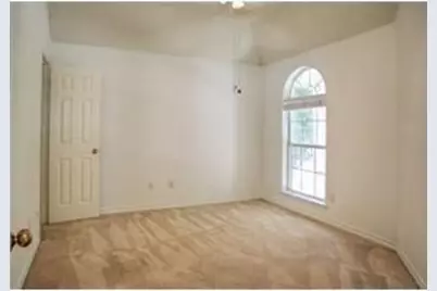 907 Canal, Irving, TX 75063 - Photo 6