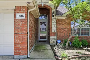 1235 Clearwater Dr, Grand Prairie, TX 75052 - Photo 2