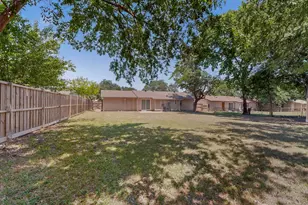 2718 Wesleyan Dr, Irving, TX 75062 - Photo 34