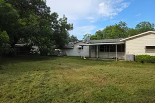 304 S Buffalo St, Chico, TX 76431 - Photo 2
