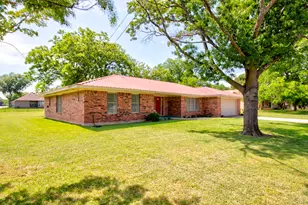 808 S Jefferson St, Pilot Point, TX 76258 - Photo 2