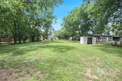 703 N Douglas Avenue, Cleburne, TX 76033 - Photo 18