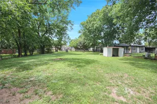 703 N Douglas Ave, Cleburne, TX 76033 - Photo 18
