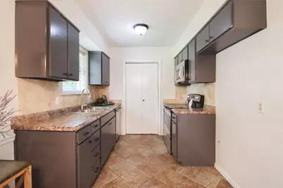 703 N Douglas Avenue, Cleburne, TX 76033 - Photo 8