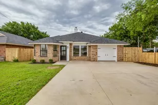 1905 Lakeview Dr, Grand Prairie, TX 75051 - Photo 1