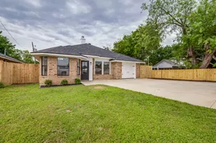 1905 Lakeview Dr, Grand Prairie, TX 75051 - Photo 2