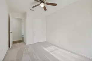 1905 Lakeview Dr, Grand Prairie, TX 75051 - Photo 10