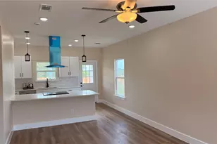 2619 Creekview Dr, Granbury, TX 76048 - Photo 2
