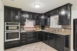 1042 SW 3rd St, Grand Prairie, TX 75051 - Photo 8