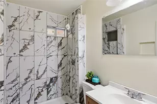 1042 SW 3rd St, Grand Prairie, TX 75051 - Photo 18