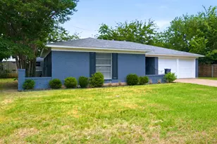 504 S Colonial Dr, Cleburne, TX 76033 - Photo 2