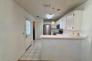 805 Hillbrooke Dr, Arlington, TX 76001 - Photo 4
