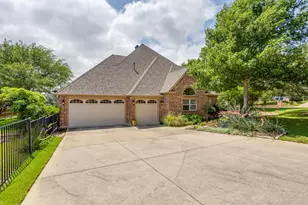 711 Flamingo Cir, Burleson, TX 76028 - Photo 2
