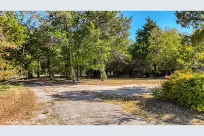 1922 W Pleasant Run Road, DeSoto, TX 75115 - Photo 2