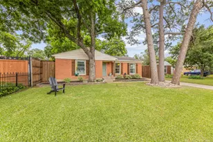 114 E Ireland Dr, Irving, TX 75062 - Photo 2