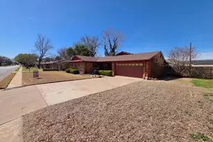 810 S Preston Rd, Burkburnett, TX 76354 - Photo 2
