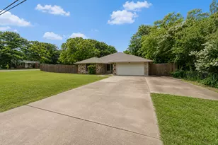 1001 Rosebud Dr, Azle, TX 76020 - Photo 2