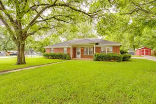 506 E McFarland St, Grandview, TX 76050 - Photo 2