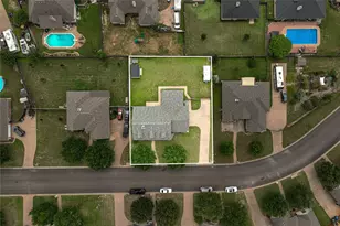 429 W Wall St, Hewitt, TX 76643 - Photo 6