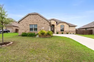 3724 Twin Pines Dr, Grand Prairie, TX 76065 - Photo 2