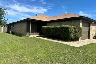 833 White Rock St, Saginaw, TX 76179 - Photo 2