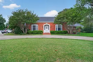 437 Craig St, Hillsboro, TX 76645 - Photo 1