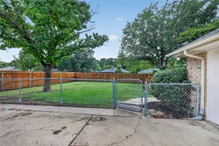 1405 Casa Linda St, Ennis, TX 75119 - Photo 32