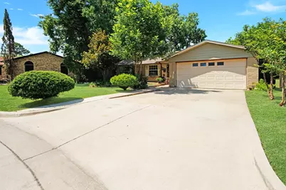509 E Phillip Court, Grand Prairie, TX 75051 - Photo 2