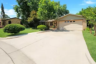 509 E Phillip Ct, Grand Prairie, TX 75051 - Photo 2