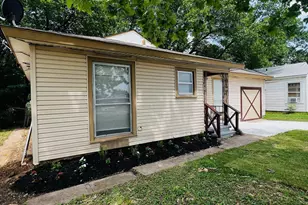 1026 SW 3rd St, Grand Prairie, TX 75051 - Photo 2