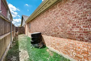 952 Bentwood Trail, Grand Prairie, TX 75052 - Photo 18