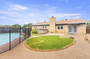 615 Bocowood Circle, Euless, TX 76039 - Photo 4