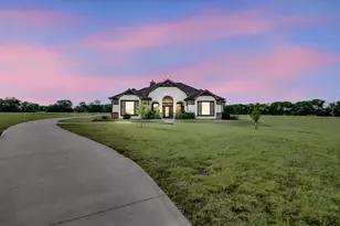 185 Steel Dust Dr, Red Oak, TX 75154 - Photo 2
