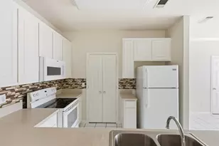 121 Wildwood Ct, Grapevine, TX 76051 - Photo 2