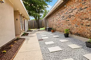 2125 Rose Cliff Ln, Carrollton, TX 75007 - Photo 2