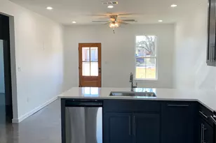113-15 Van Buren Dr, McGregor, TX 76657 - Photo 4