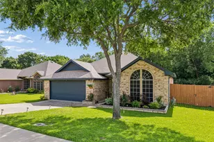 2017 Kenny Ct, Lewisville, TX 75067 - Photo 2