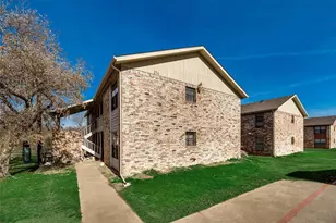 218 Renfro St, Grand Prairie, TX 75051 - Photo 2