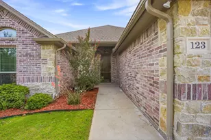 123 Donna Cir, Granbury, TX 76049 - Photo 4