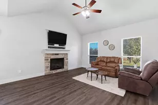 824 E Northside Dr, Pilot Point, TX 76258 - Photo 4