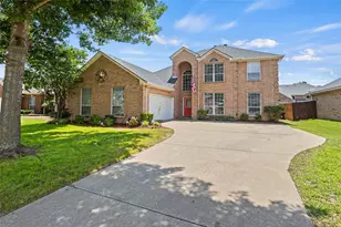 2715 Forest Lake Dr, Grand Prairie, TX 75052 - Photo 2