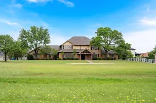 915 W Pleasant Run Rd, DeSoto, TX 75115 - Photo 2