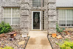 829 Woodridge Dr, Fort Worth, TX 76120 - Photo 4