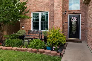 1016 Pebblecreek Dr, Burleson, TX 76028 - Photo 2