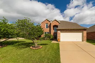 1016 Pebblecreek Dr, Burleson, TX 76028 - Photo 2