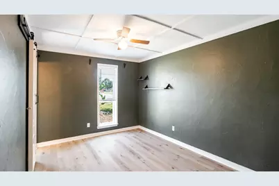 906 Pleasant Valley Road, Garland, TX 75040 - Photo 10